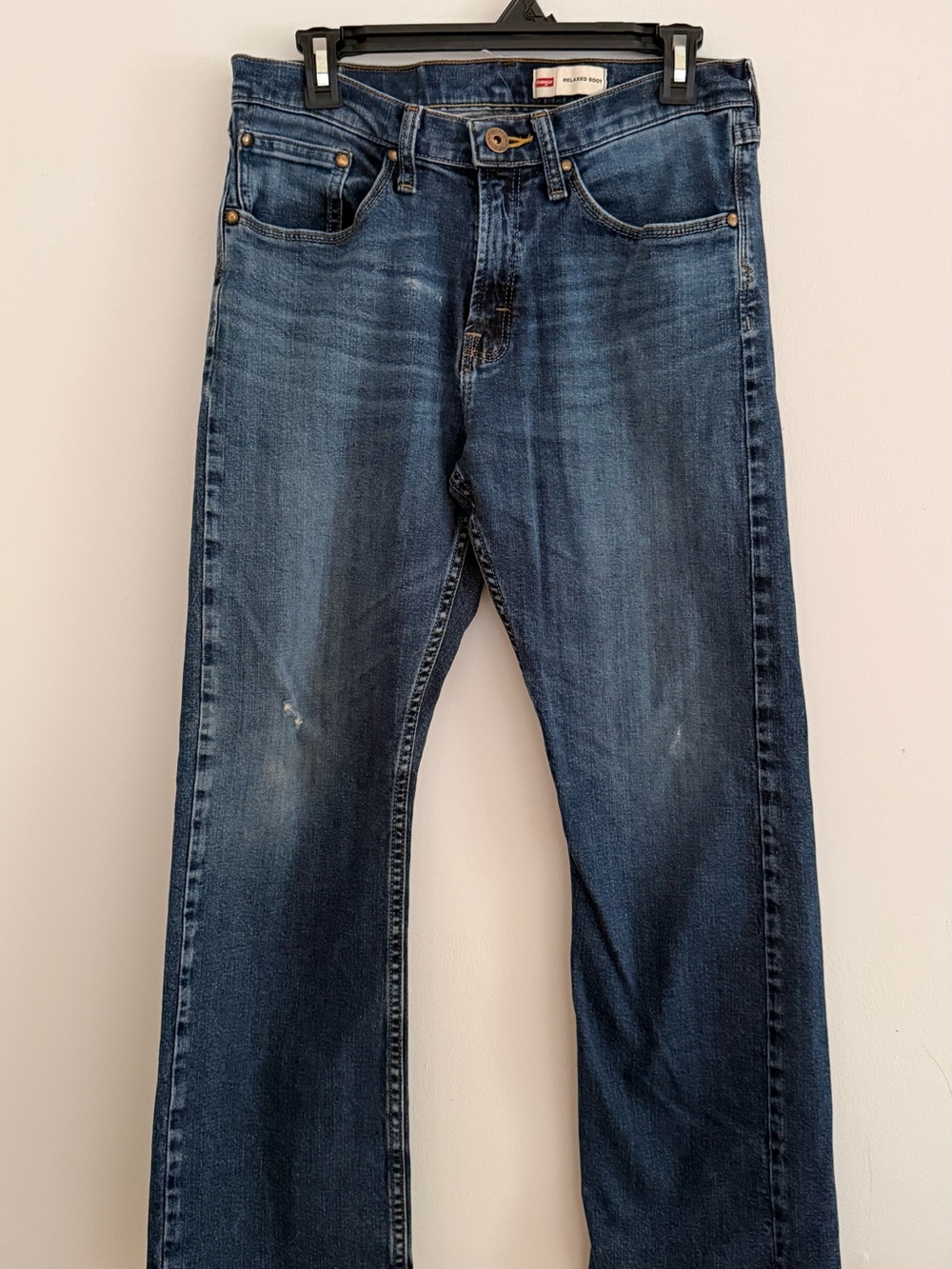 Wrangler Straight Jeans in Medium Blue Wash- Relaxed boot